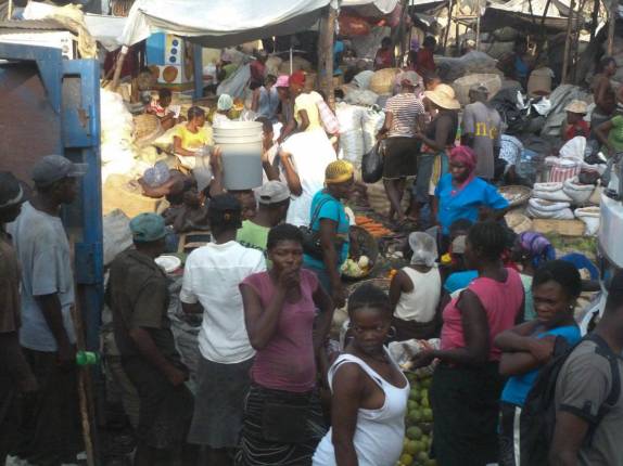 Nossas primeiras imagens de Port-au_Prince, atravessando um dos muitos mercados de rua da capital